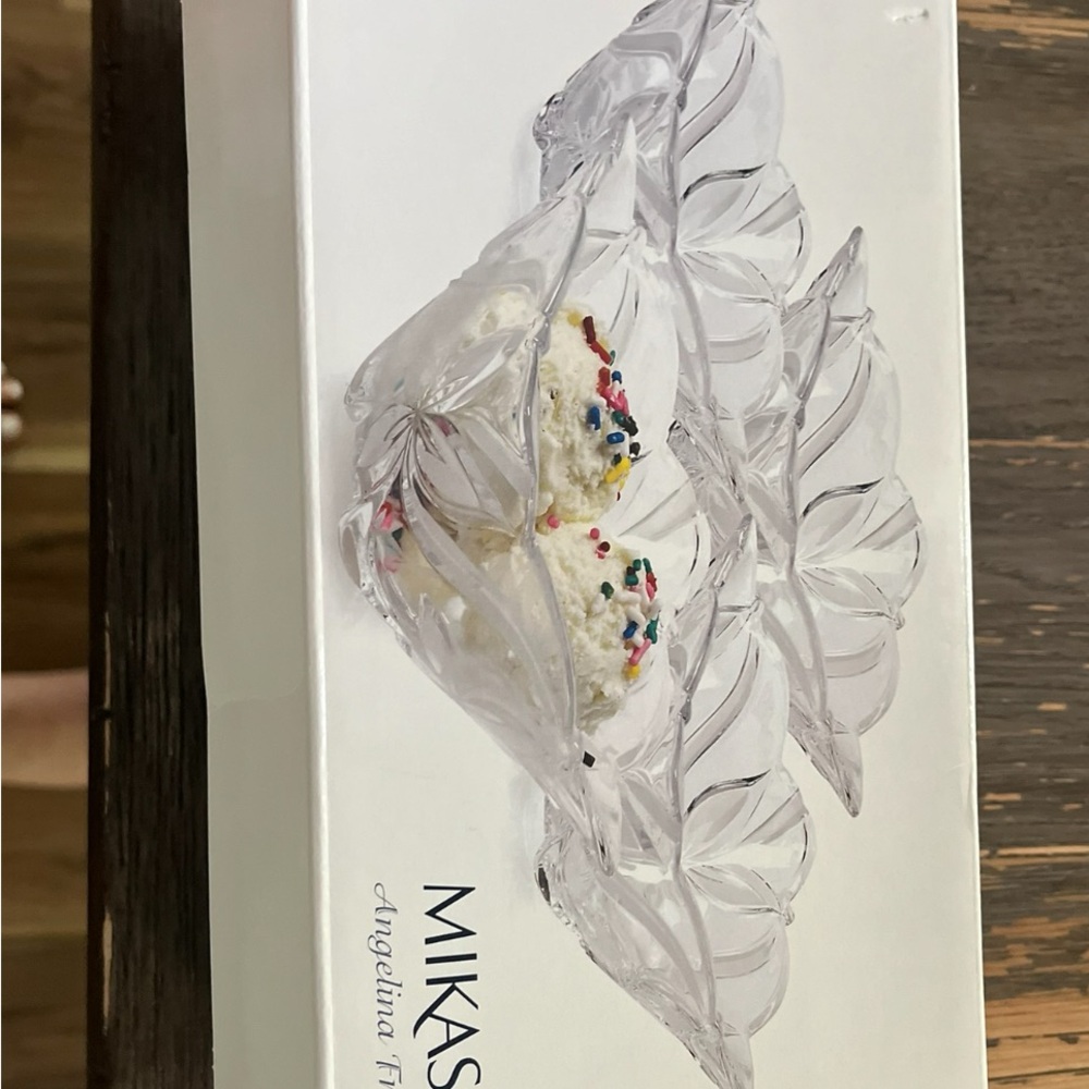 Mikasa Clear Glass Leaf-Shaped Bowl